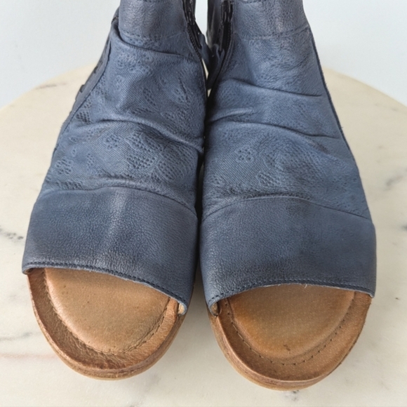 Miz Mooz NYC Women's Flaire Blue Leather Wide Width Sandals - Picture 10 of 14